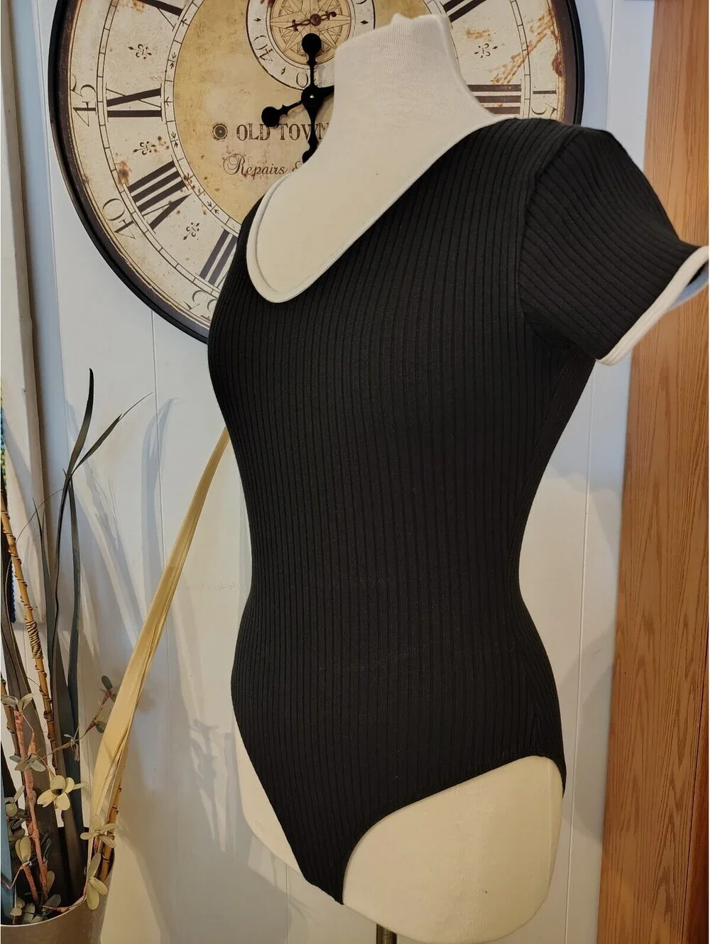 Vintage Express Women's Black Ribbed V-Neck Bodysuit, M